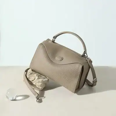 Luxurious beige genuine leather handbag with adjustable strap, perfect for daily use or special occasions, featuring high-quality craftsmanship and stylish design.