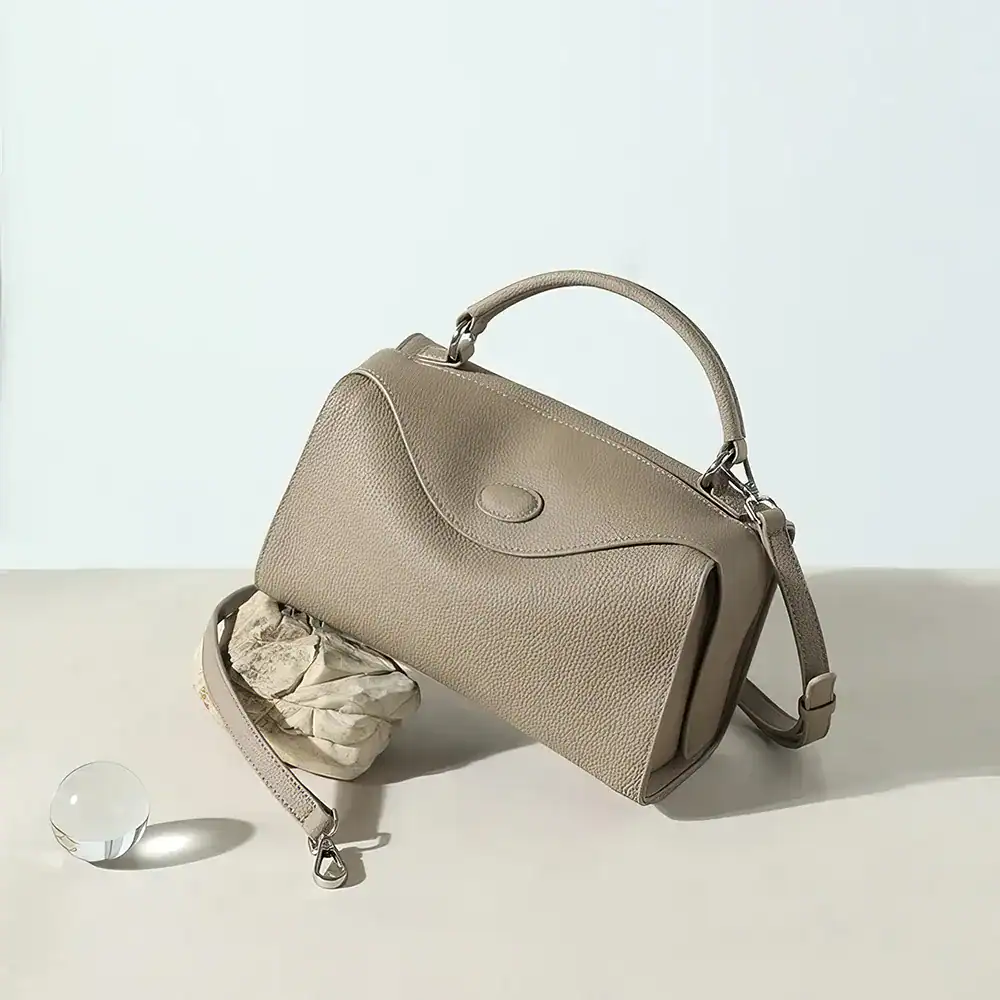 Luxurious beige genuine leather handbag with adjustable strap, perfect for daily use or special occasions, featuring high-quality craftsmanship and stylish design.