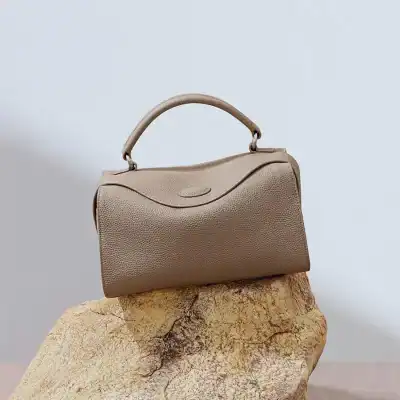 High-quality beige leather handbag showcasing stylish craftsmanship, perfect for daily use and accessories, great for women seeking sophisticated fashion items.
