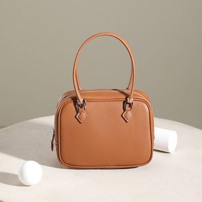 High-quality leather handbag for women with stylish design, perfect for everyday use and accessory for fashion-conscious individuals.