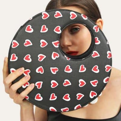 Comfortable eye mask with heart pattern, perfect for relaxation and sleep. Stylish and soft, ideal for travel or home relaxation to block out light and improve sleep quality.