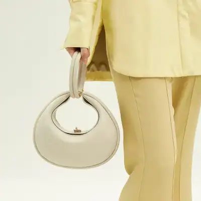 Stylish cream-colored designer handbag for women, perfect for fashion accessories and everyday use. High-quality leather, trendy and versatile, ideal for modern womens fashion.