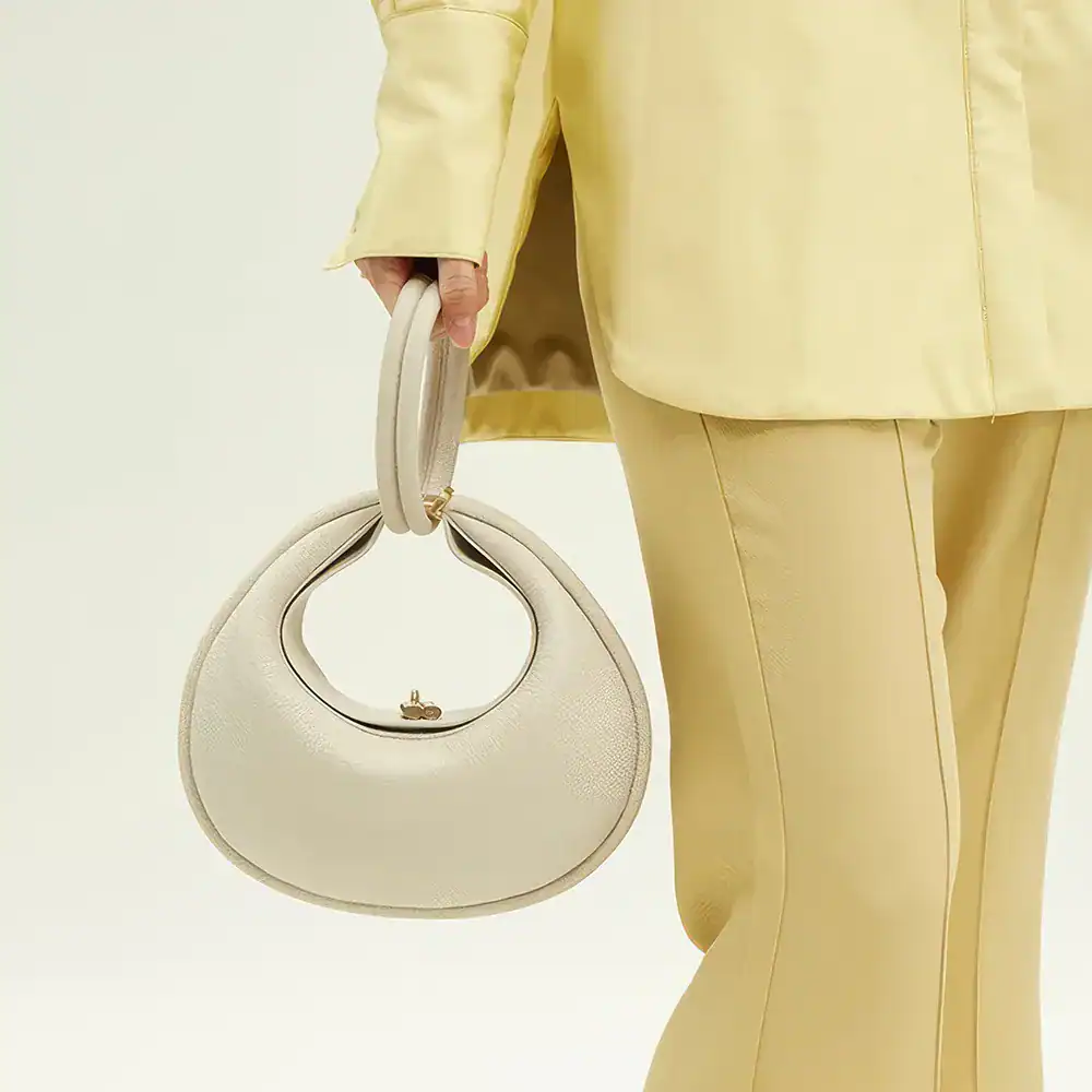 Stylish cream-colored designer handbag for women, perfect for fashion accessories and everyday use. High-quality leather, trendy and versatile, ideal for modern womens fashion.