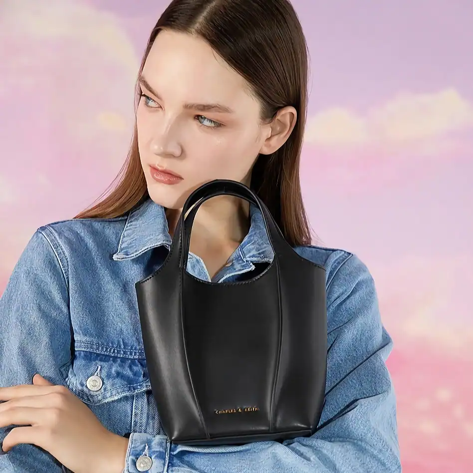 Stylish eye clinic offering premium eye care and eyewear in Monalisa Store. Expert optometrists, designer glasses, and contact lenses for clear vision and fashionable look.