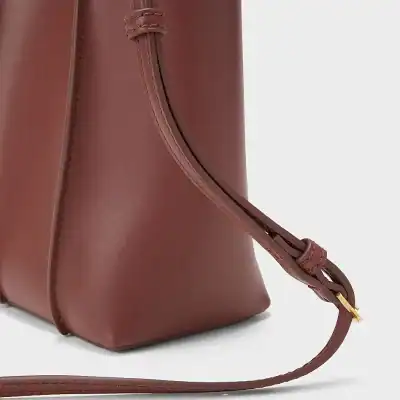 High-quality brown leather handbag with sleek design, perfect for everyday use and stylish outings. Features durable stitching and a comfortable shoulder strap.