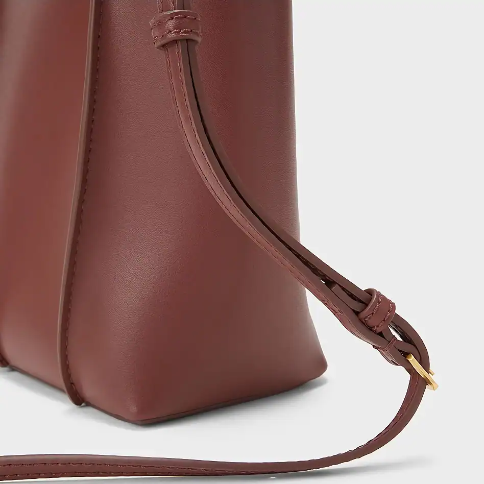 High-quality brown leather handbag with sleek design, perfect for everyday use and stylish outings. Features durable stitching and a comfortable shoulder strap.
