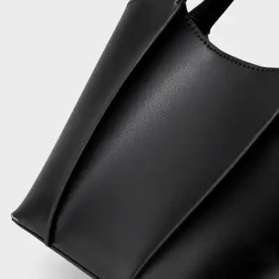 High-quality black leather tote bag, perfect for professional and casual use, stylish and durable for everyday wear.