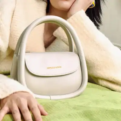 Elegant white handbag with modern design for women at Monalisa Store. Perfect for stylish outfits and everyday use, combining fashion and functionality effortlessly.