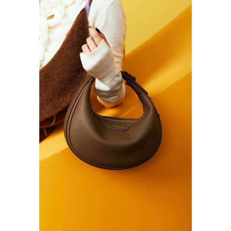 Elegant brown leather handbag for women, stylish and spacious, perfect for daily use and fashion-forward outfits. High-quality craftsmanship from Monalisa Store.