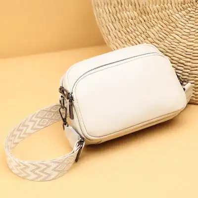 Elegant white handbag with adjustable strap, ideal for women’s fashion accessories. Suitable for daily outings, travel, or special occasions.