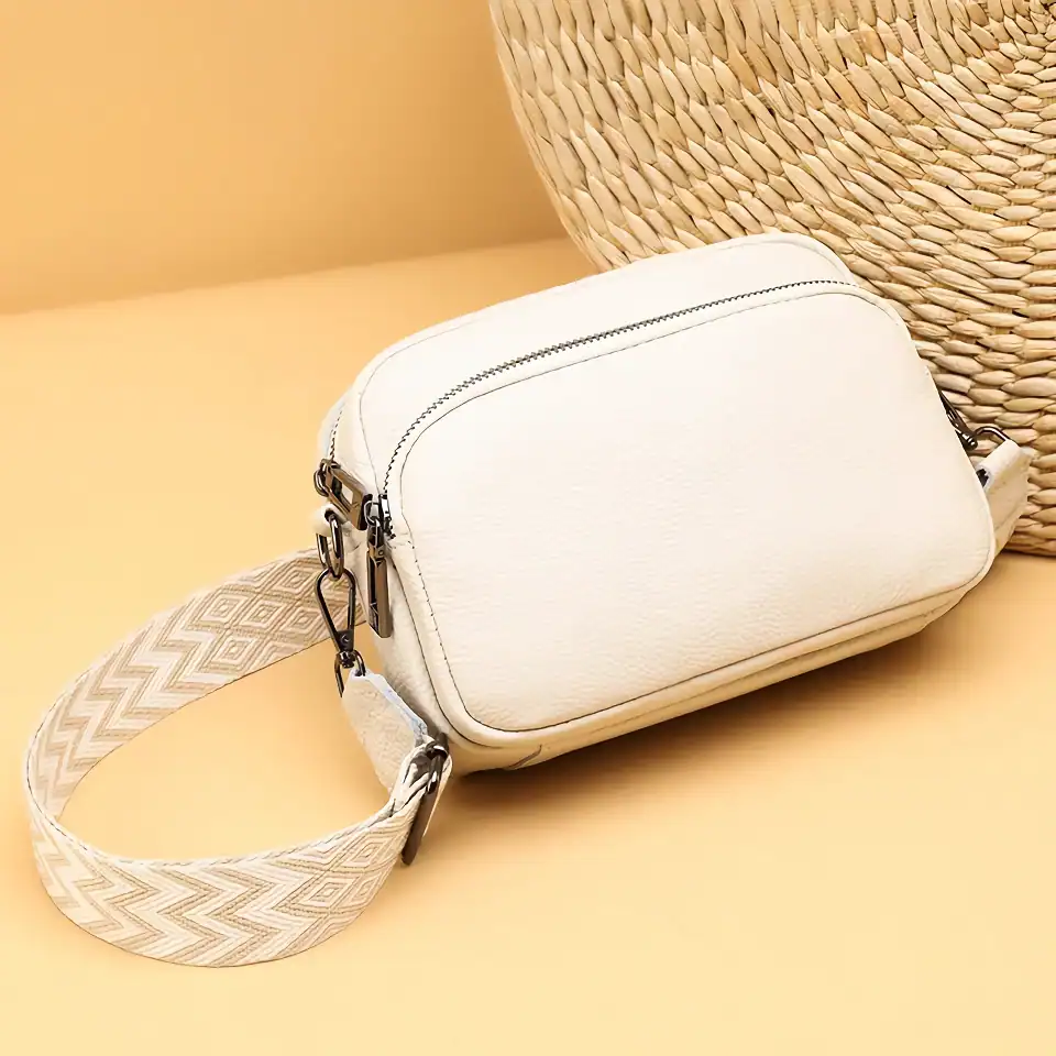 Elegant white handbag with adjustable strap, ideal for women’s fashion accessories. Suitable for daily outings, travel, or special occasions.