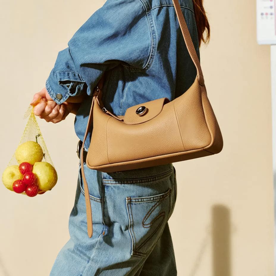 An elegant beige leather handbag paired with casual denim, showcasing versatile fashion accessories at Monalisa Store. Perfect for everyday style and functional convenience.
