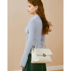 Elegant white leather handbag with a sleek design, perfect for fashion-conscious women seeking stylish accessories. Ideal for casual and formal occasions.
