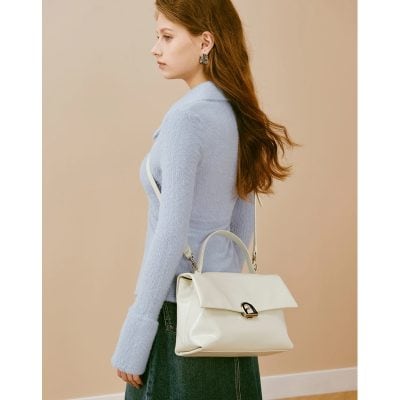 Elegant white leather handbag with a sleek design, perfect for fashion-conscious women seeking stylish accessories. Ideal for casual and formal occasions.