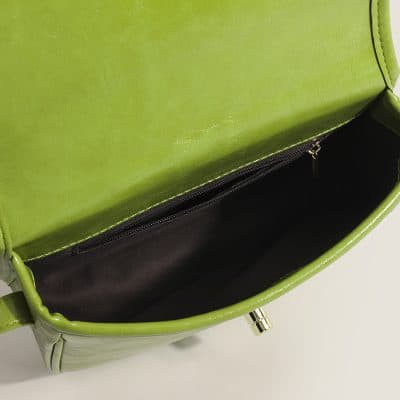 Optical store handbag with spacious interior, zipper pocket, and stylish design to carry glasses and accessories comfortably. Perfect for modern eyewear storage.