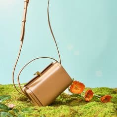 Elegant beige handbag with a shoulder strap, modern design, perfect for daily use, fashion accessory for women.