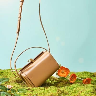 Elegant beige handbag with a shoulder strap, modern design, perfect for daily use, fashion accessory for women.