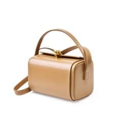 Stylish beige leather handbag with gold clasp, perfect for women’s fashion accessories. High-quality craftsmanship, versatile handbag suitable for everyday wear or special occasions.