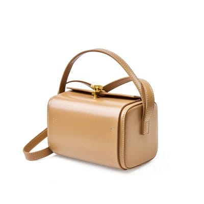 Stylish beige leather handbag with gold clasp, perfect for women’s fashion accessories. High-quality craftsmanship, versatile handbag suitable for everyday wear or special occasions.