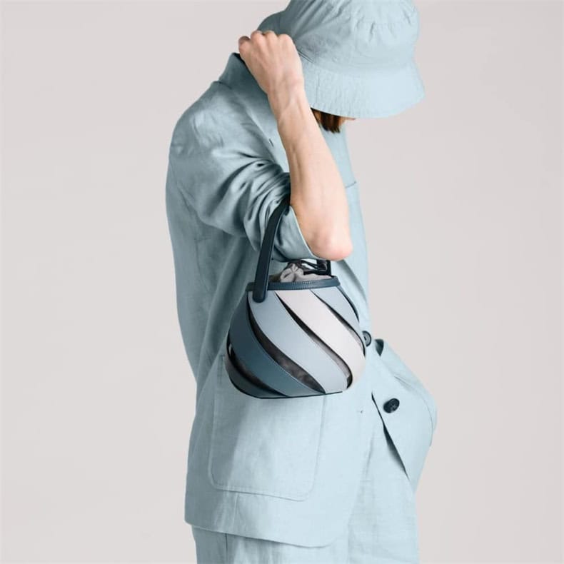 Optical eyewear bag for women, lightweight and fashionable, ideal for carrying sunglasses and eyeglasses in style. Perfect accessory for everyday casual or chic outings.