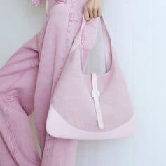 Elegant pink handbag with a modern, minimalist style perfect for casual or chic outfits, featuring a comfortable handle and spacious interior for daily essentials.