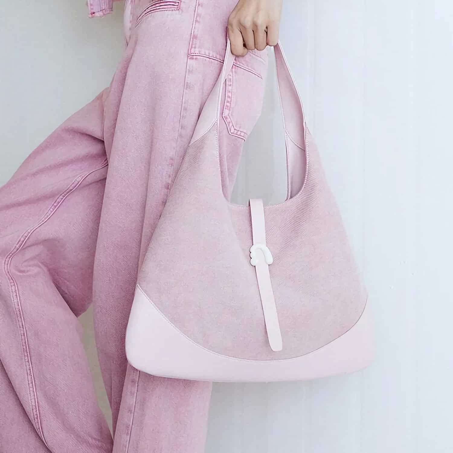 Elegant pink handbag with a modern, minimalist style perfect for casual or chic outfits, featuring a comfortable handle and spacious interior for daily essentials.