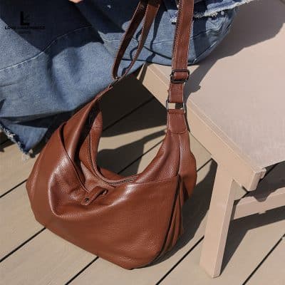 High-quality brown leather shopping bag with adjustable strap, perfect for fashionable outings and daily use. Spacious and stylish for women.