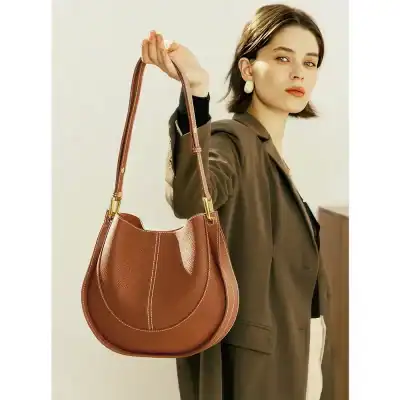 Elegant brown leather handbag with stylish design, perfect for women's fashion accessories and daily use. High-quality leather, versatile and trendy, ideal for office, casual, and evening outings.