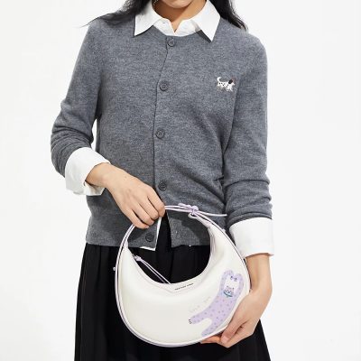 A trendy women's handbag featuring cute animal illustration, ideal for casual outings, shopping, or daily accessories. Shop stylish handbags at Monalisa Store for a fashionable touch.