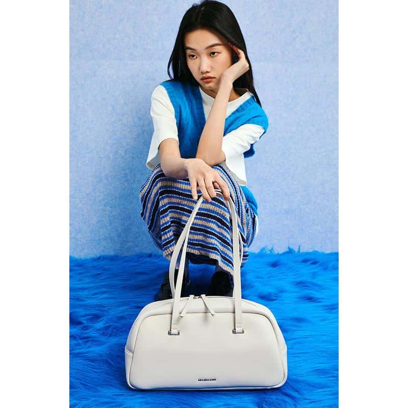 High-quality women's fashion tote bag for versatile use, perfect for daily activities and travel. Durable, spacious, and trendy, ideal for complementing your look and carrying essentials comfortably.