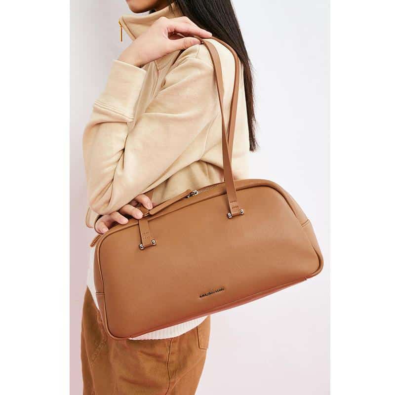 Stylish tan leather handbag with adjustable straps, perfect for everyday use and travel. Made from high-quality materials, offering durability and a sleek look for modern women.