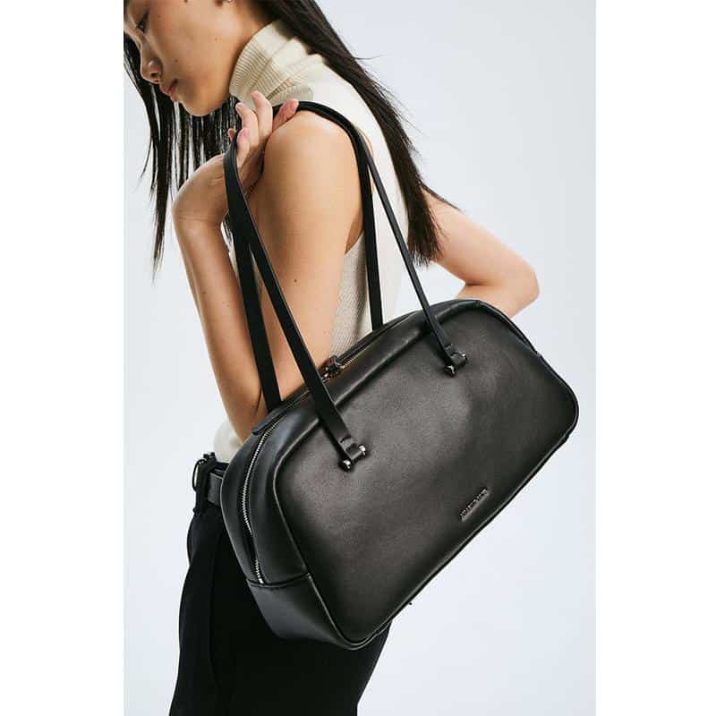 Stylish black leather tote bag, ideal for daily use, fashion, and accessories. Perfect for professional women seeking high-quality, functional, and trendy optical bags from Monalisa Store.