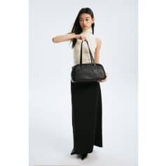 Black leather handbag for women, stylish and versatile. Perfect for daily use, work, or travel. High-quality craftsmanship for a sophisticated look.