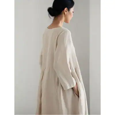 Stylish beige linen dress with flowing, long sleeves and a relaxed fit, ideal for casual or semi-formal occasions. Perfect for a chic, comfortable look.
