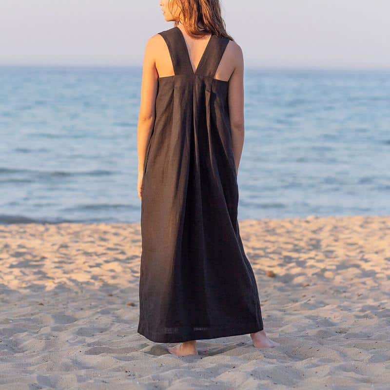 A stylish black maxi dress ideal for beach outings, made from lightweight fabric perfect for summer vacations and seaside strolling, combining fashion and comfort.