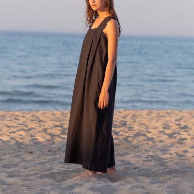 Stylish black maxi dress perfect for beachwear, offering comfort and sun protection, ideal for seaside vacations and summer outings.