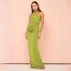 Long green evening dress with ruffled details and fitted silhouette, ideal for formal occasions and parties. Fashionable and stylish, perfect for enhancing your look.
