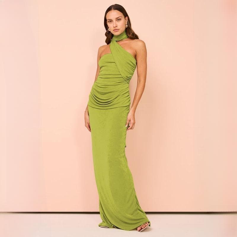 Long green evening dress with ruffled details and fitted silhouette, ideal for formal occasions and parties. Fashionable and stylish, perfect for enhancing your look.