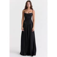 High-quality black evening gown featuring a fitted silhouette, spaghetti straps, and flowing maxi length, perfect for formal occasions, parties, and special events.