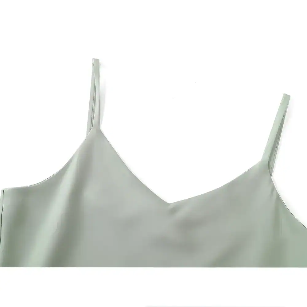 High-quality silk surgical gown suitable for medical professionals and surgeries, ensuring comfort and durability. Perfect for hospitals, clinics, and healthcare settings.